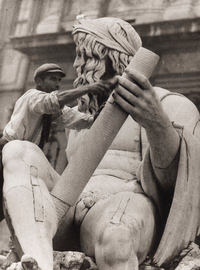 Trabajador en la escultura del Ganges en la Fuente de los Cuatro Ríos de la Plaza Navona de Roma de Luigi Leoni