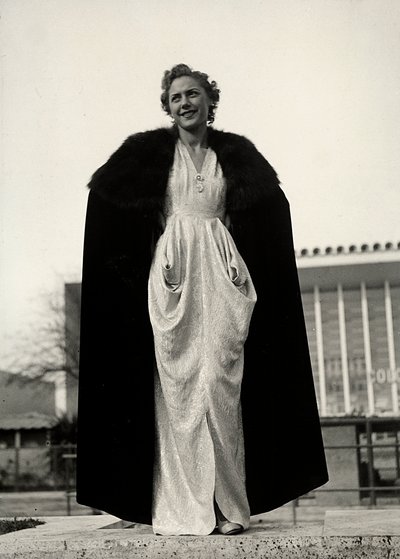 Modelo en vestido de noche, una creación de la casa de alta costura "Graldi". El artículo se complementa con una capa con ribete de piel. de Luis Bogino