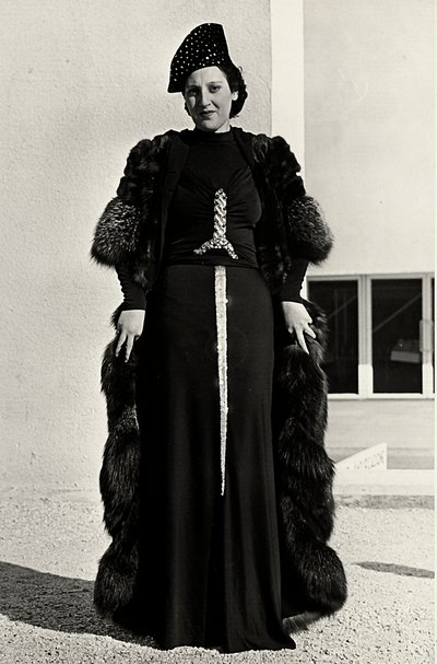Modelo en vestido de noche creado por la casa de alta costura italiana "Dragoni" de Luis Bogino