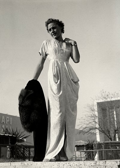Modelo con vestido de noche creado por la casa de alta costura "Graldi". de Luis Bogino