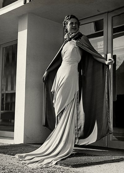 Modelo en vestido de noche creado por la casa de alta costura "Graldi" de Luis Bogino