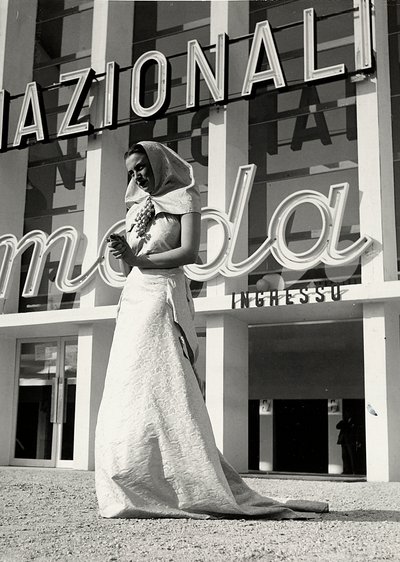 Modelo en vestido de novia creado por la casa de alta costura "Lamma" de Luis Bogino