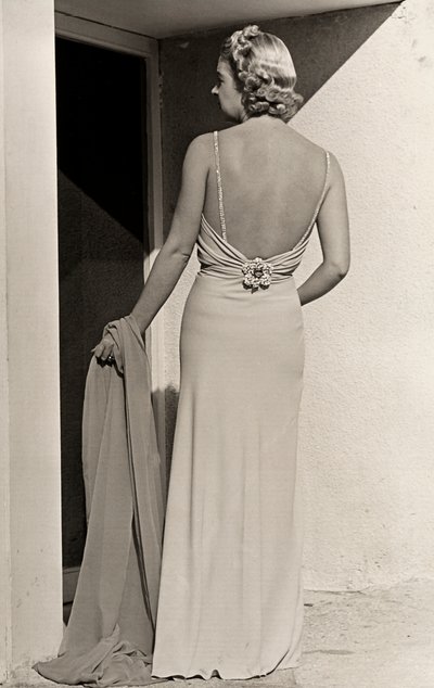 Modelo vista desde atrás con vestido de noche de la casa de alta costura "Fumach" de Luis Bogino