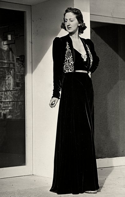 Modelo con vestido de noche largo de terciopelo oscuro con decoración bordada, creado por la casa de alta costura italiana "Fercioni". de Luis Bogino