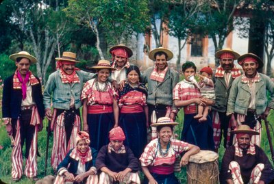 Aldeanos guatemaltecos con trajes tradicionales posan para un retrato de grupo en Todos Santos C... de Luis Marden