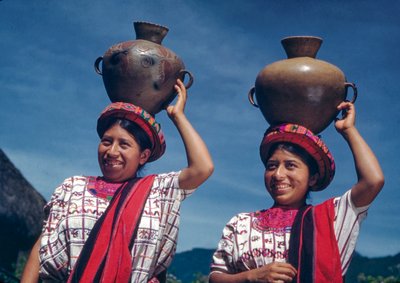 Mujeres guatemaltecas cargando cántaros de agua en la aldea de Nebaj, Guatemala de Luis Marden