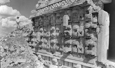 Talla en relieve sobre ruina monumental maya, península de Yucatán. 1936 de Luis Marden