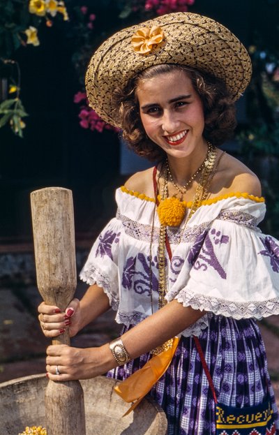 Mujer con sombrero de paja de Panamá moliendo con un mortero tradicional. de Luis Marden