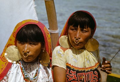 Mujeres con narigueras de oro de la tribu Cuna de Mulatas alias Islas San Blas reman y s... de Luis Marden