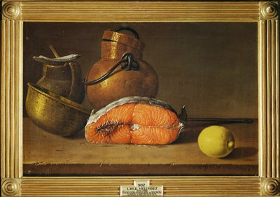 Bodegón con un trozo de salmón, un limón y tres vasijas (pintura sobre lienzo) de Luis Menendez or Melendez