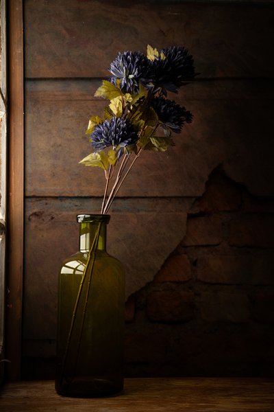Botella con motivos florales de Moody de Luiz Laercio