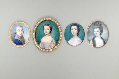 Sra. Arabella Walker-Heneage, de soltera Cope (f. c. 1818), en vestido crema con borde de encaje y sobretodo con borde de piel, perlas entrelazadas en su cabello recogido y rizado, fondo de cielo y nubes de Luke Sullivan