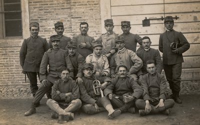 Álbum "El Ejército GM R. (Primera Guerra Mundial)": soldados del 36º Regimiento de Infantería con dos trompetistas (foto en b/n) de Lusvardi Lusvardi