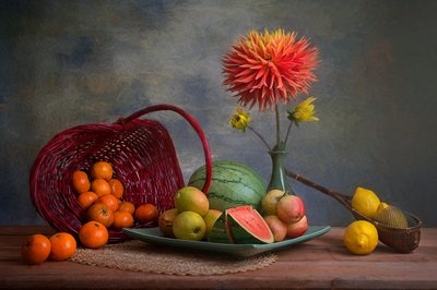 Fruta abundante y dalias de Lydia Jacobs