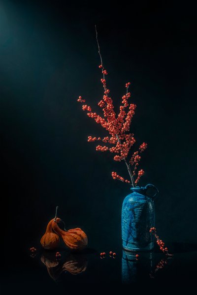 Jarrón azul con bayas de otoño de Lydia Jacobs