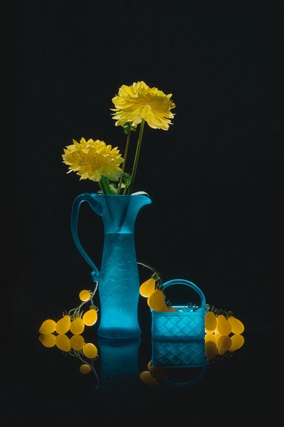 Cristal azul, flores amarillas de Lydia Jacobs