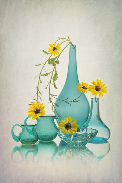 Cristal azul, flores amarillas de Lydia Jacobs