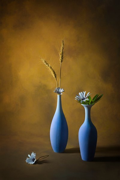 Naturaleza muerta con jarrones azules de Lydia Jacobs