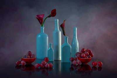 Botellas, uvas y lirios de Lydia Jacobs