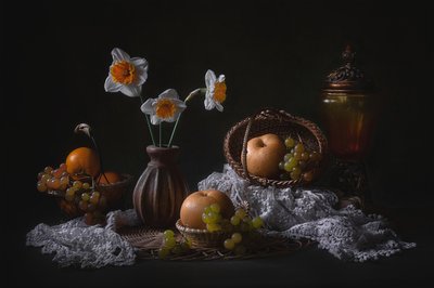 Naturaleza muerta con narcisos y frutas de Lydia Jacobs