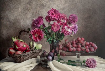 Naturaleza muerta con dalias y frutas de Lydia Jacobs