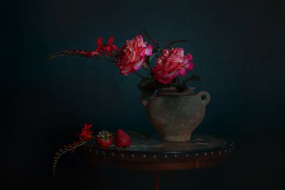 Naturaleza muerta floral oscura de Lydia Jacobs