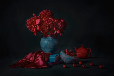 Peonías oscuras y cerezas de Lydia Jacobs