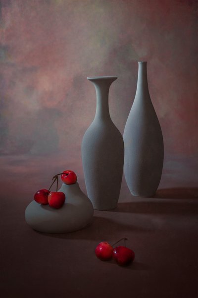 Elegante bodegón de cerezas de Lydia Jacobs