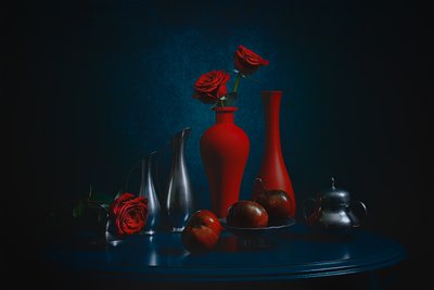 Naturaleza muerta con elegantes rosas rojas de Lydia Jacobs