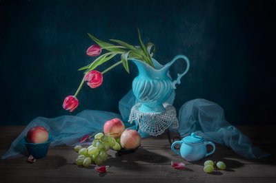 Elegantes tulipanes y frutas de Lydia Jacobs