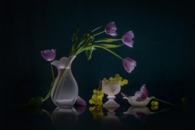 Tulipanes y uvas resplandecientes de Lydia Jacobs