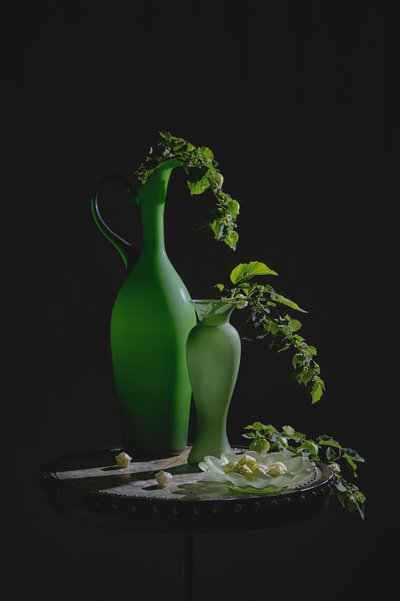 Naturaleza muerta con jarrones verdes de Lydia Jacobs