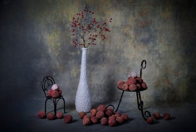 Naturaleza muerta con lichis y bayas de Lydia Jacobs