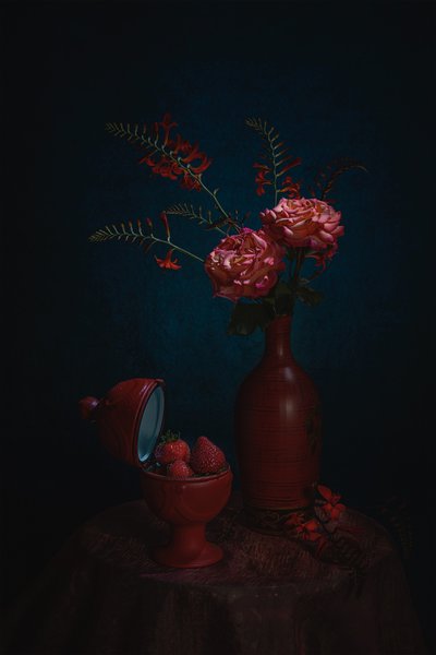 Naturaleza muerta en rojo melancólico de Lydia Jacobs
