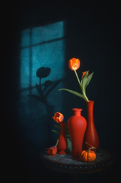 Naturaleza muerta con tulipanes melancólicos de Lydia Jacobs
