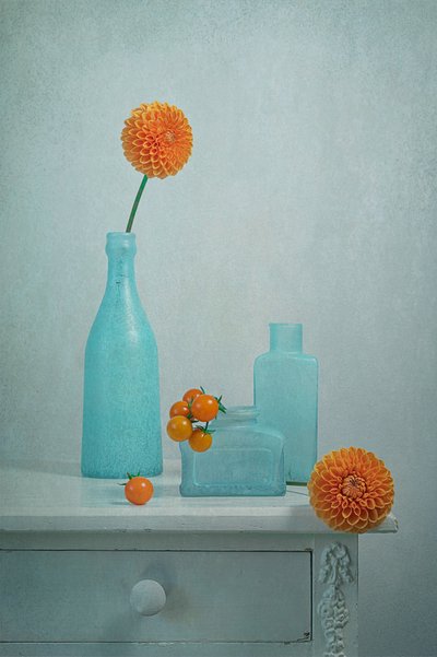 Jarrones naranjas, dalia y azules de Lydia Jacobs