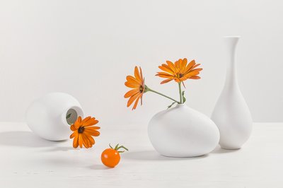 Naturaleza muerta moderna con flores de naranjo de Lydia Jacobs