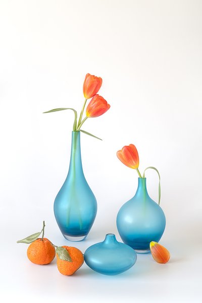 Tulipanes naranjas en jarrones azules de Lydia Jacobs