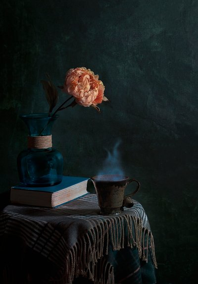 Peonía y taza humeante de Lydia Jacobs