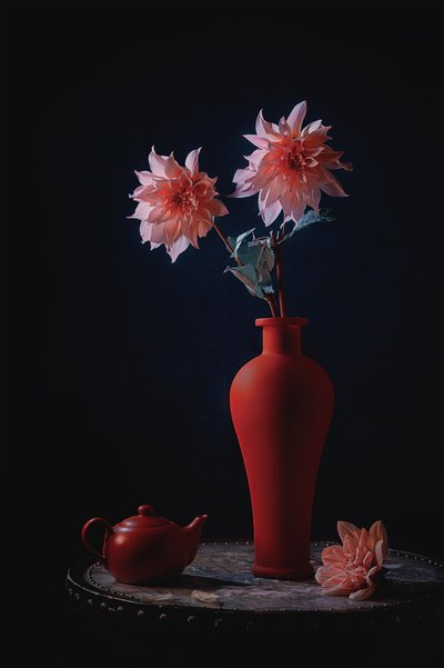 Dalias rosas en un jarrón rojo de Lydia Jacobs