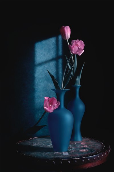 Tulipanes rosas en jarrones azules de Lydia Jacobs