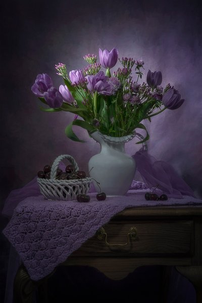 Tulipanes morados y cerezas de Lydia Jacobs