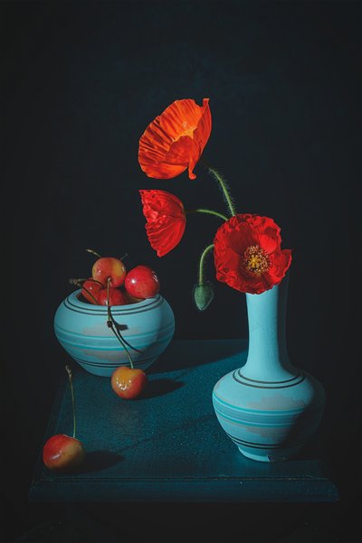 Naturaleza muerta con amapolas rojas y cerezas de Lydia Jacobs