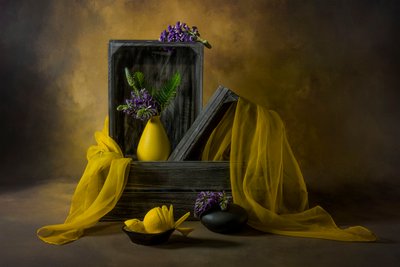 Naturaleza muerta rústica con flores amarillas de Lydia Jacobs
