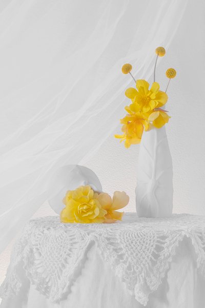 Naturaleza muerta floral en tonos amarillos suaves de Lydia Jacobs