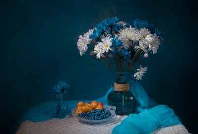 Cuenco para fruta con motivos florales en color verde azulado de Lydia Jacobs