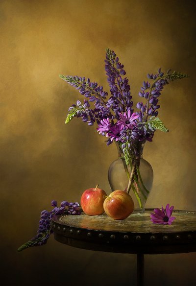 Lupinos y manzanas de colores vivos de Lydia Jacobs