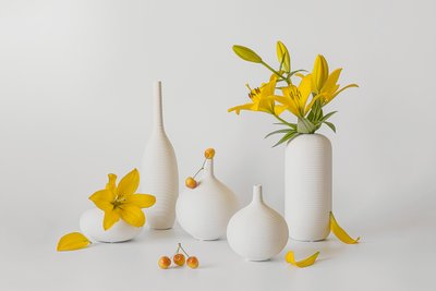 Jarrones blancos con lirios amarillos de Lydia Jacobs