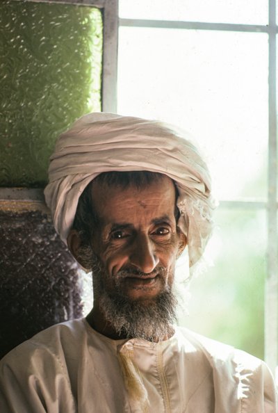 Retrato de un hombre Saiq en lo alto de la meseta omaní de Saiq de Lynn Abercrombie