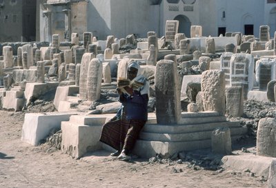 Un yemenita recita el Corán en un cementerio con tumbas en Sayun, Hadramawt, Yemen del Sur. de Lynn Abercrombie